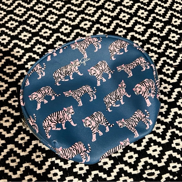 Kendall + Kylie Tiger Make-Up Bag - Picture 1 of 5